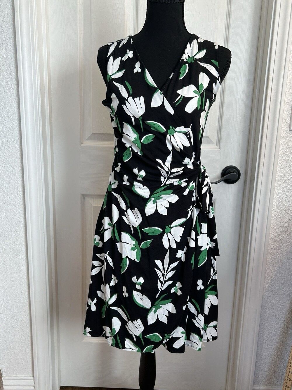 A New Day Women's Black Floral Rayon V-Neck Sleeveless Knee Length Dress Size M